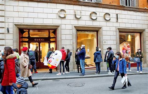 do gucci stores have sales